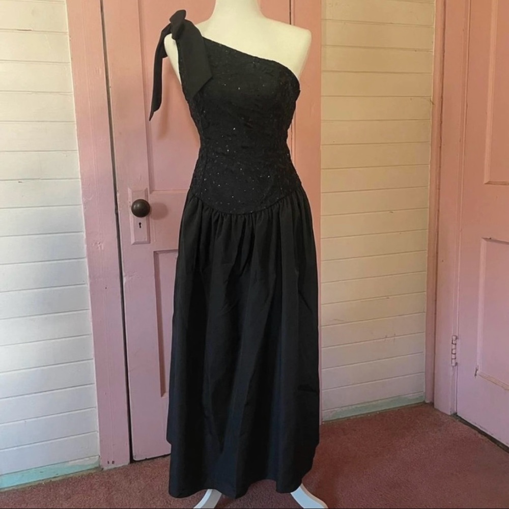 Cachet Elegant Black Garment